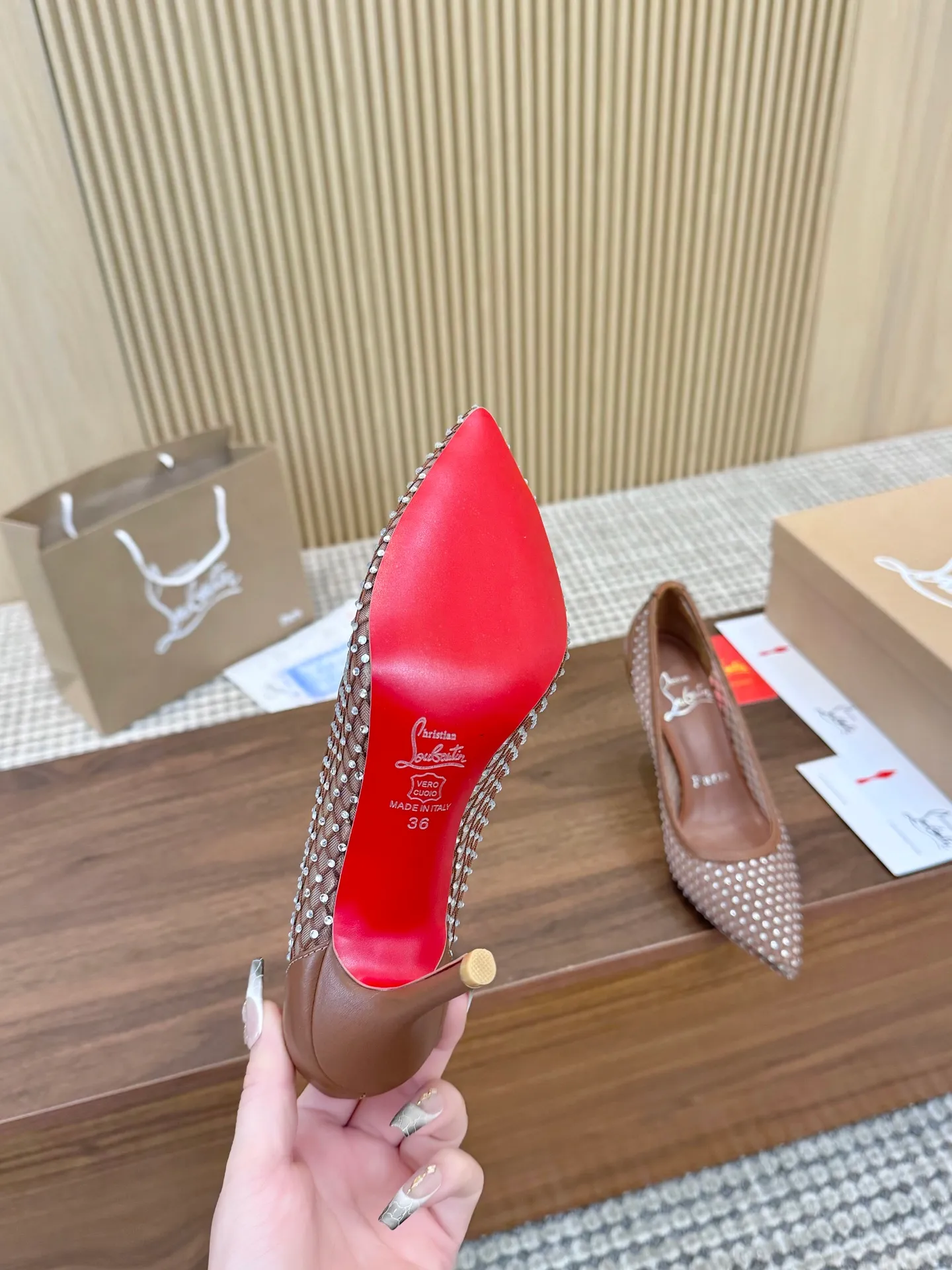 👟👟Ex-factory price 440👟👟 Genuine leather sole +40 Year-round shipment💝Christian Louboutin CL👠 Classic "💎Cow Patent Leather💎Series" noble and luxurious, real blingbling✨ Real materials, all customized by the pattern maker, and the materials are made of original customized materials, achieving the taste of the original 6 color options💍 Upper: imported 👉cow patent leather💪 lining: sheepskin foot pad/lining code number: 34-40.41.42 heel height: two options: 10.5cm and 8.5cm